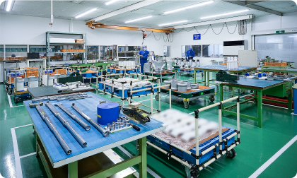 組立工場 消弧室組立